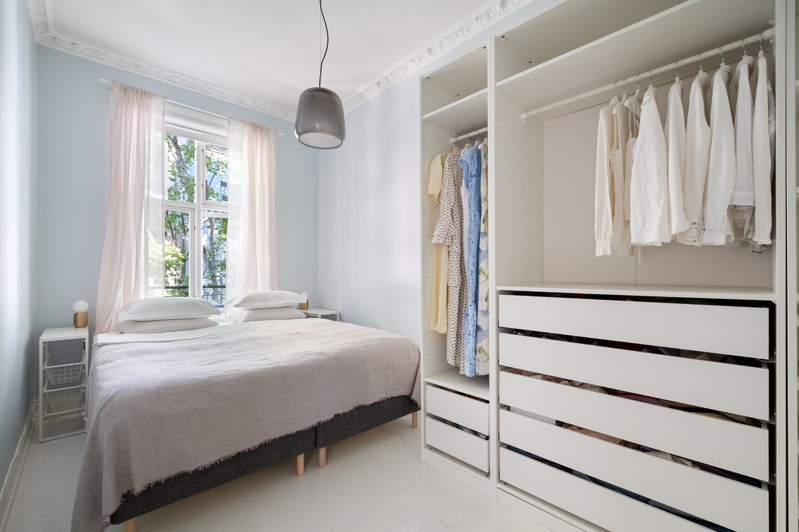 - Romslig hovedsoverom med god plass til dobbeltseng med tilhørende nattbord og godt med oppbevaringsplass i garderobeløsning - Galleribilde