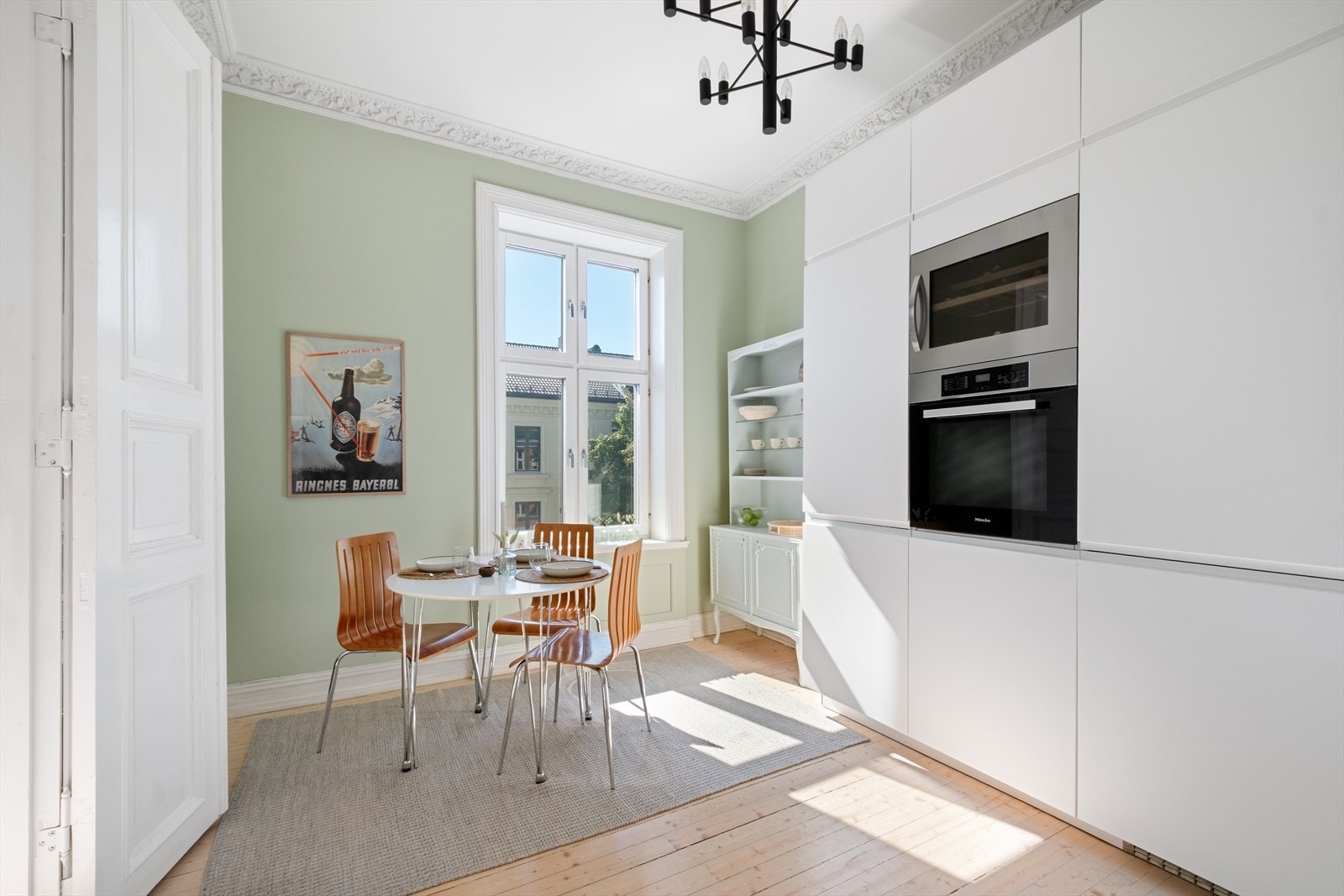 - Plass til spisebord på kjøkkenet - Galleribilde