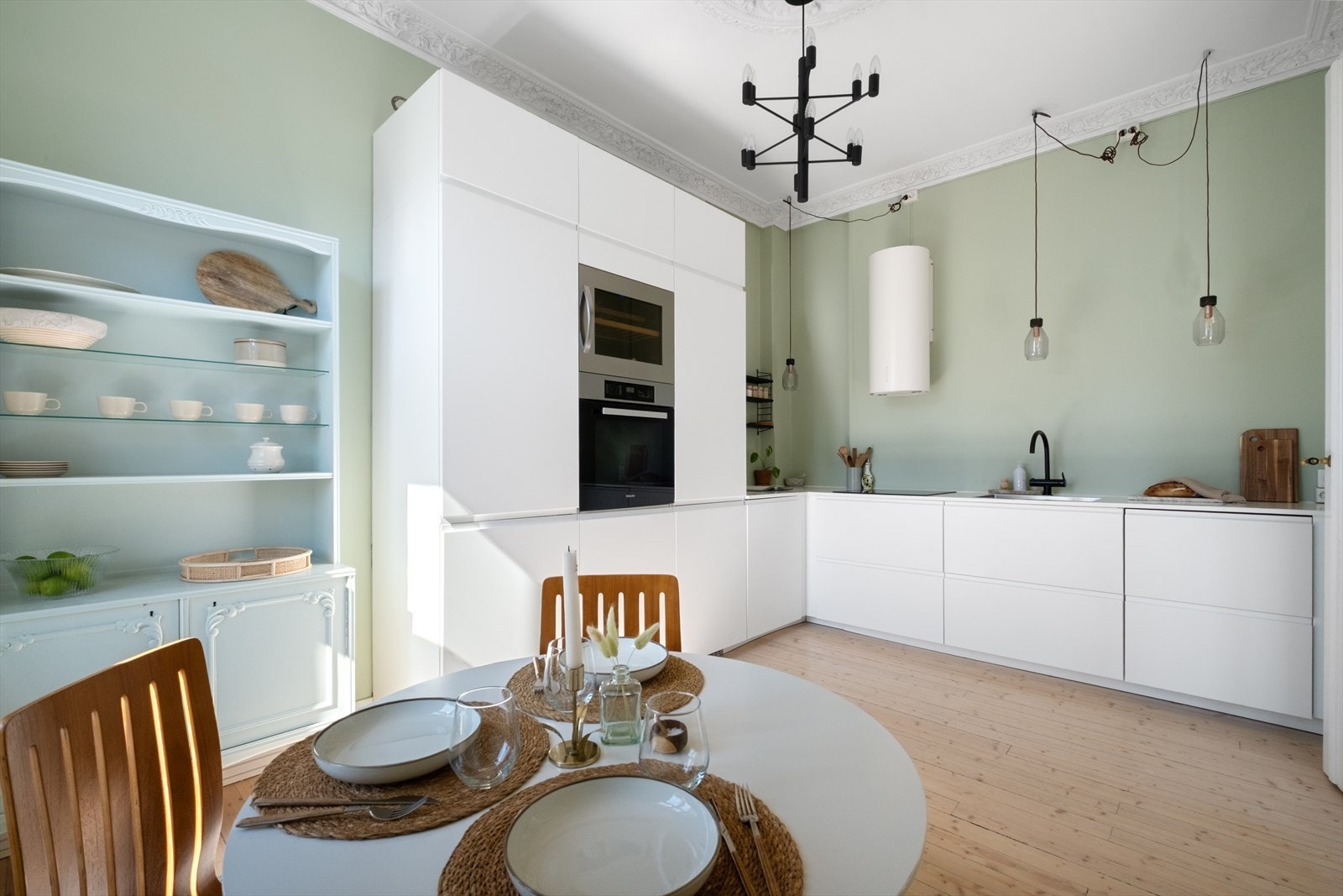 - Moderne kjøkkeninnredning med glatte fronter og laminat benkeplate med nedfelt vaskekum - Galleribilde