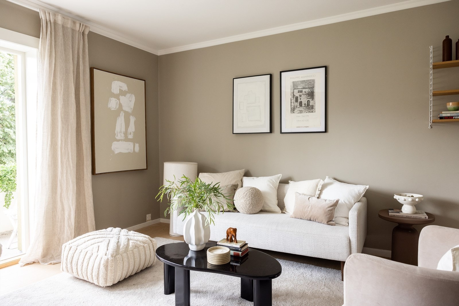 - Leiligheten er malt i delikate og tidsriktige farger - Galleribilde