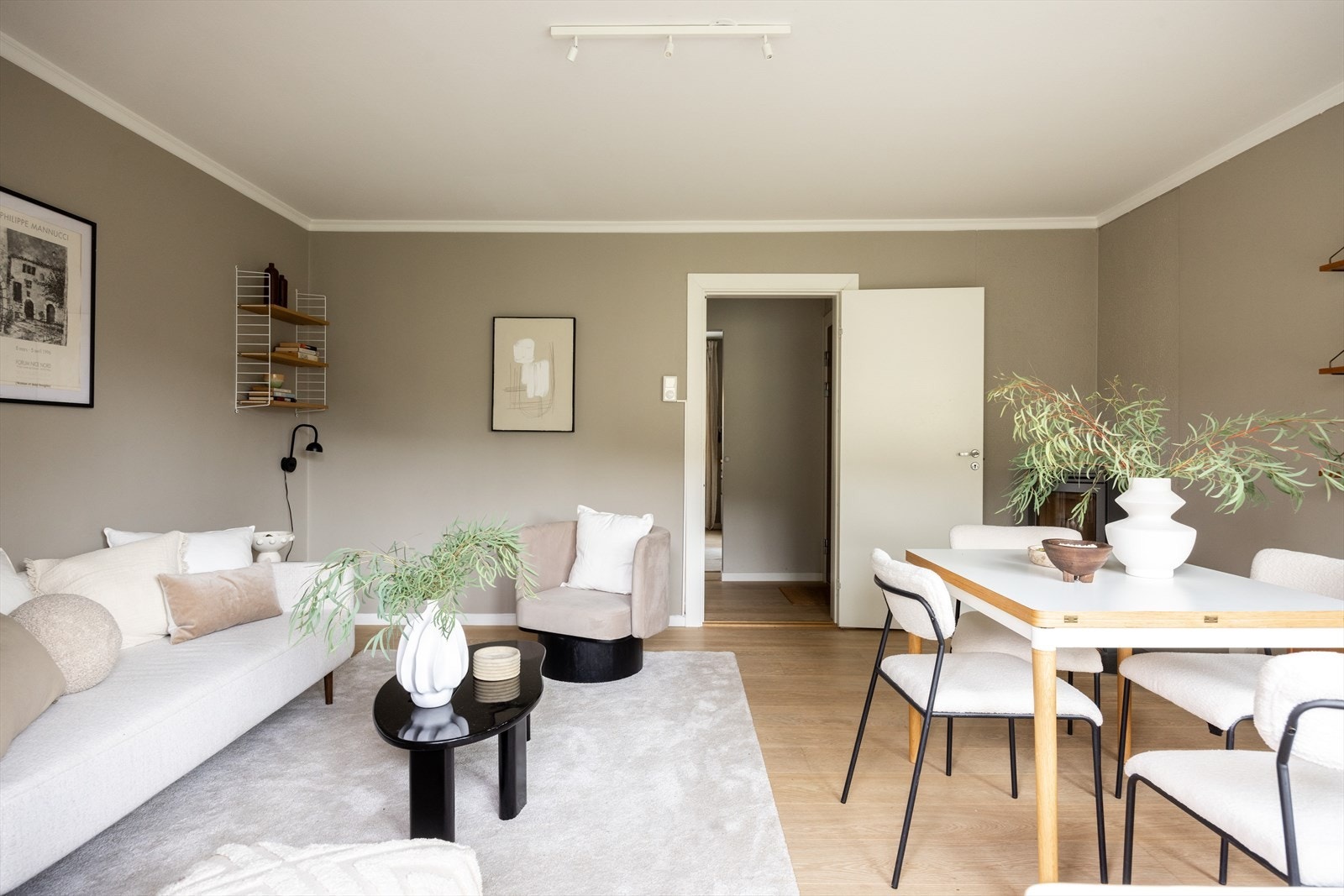 - Gulv er belagt med en-stavs eikeparkett. Det er også varme i gulvet i stuen - Galleribilde