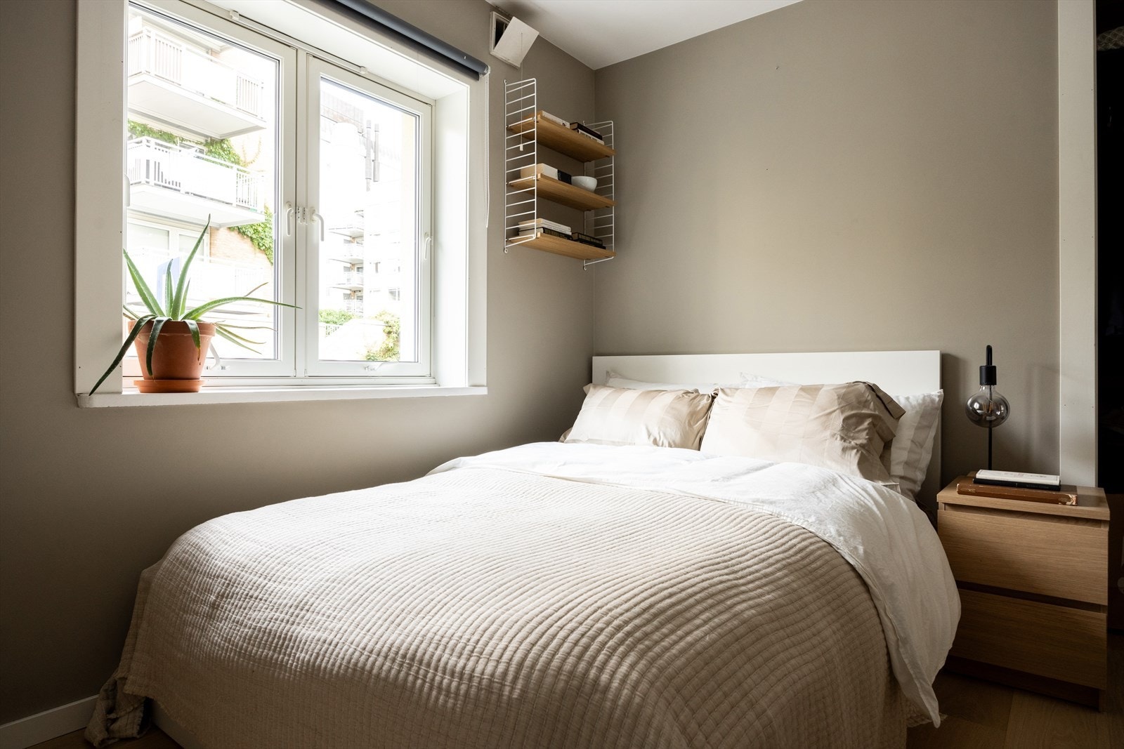 - Plass til dobbeltseng og godt med oppbevaringsplass i innebygget skap - Galleribilde