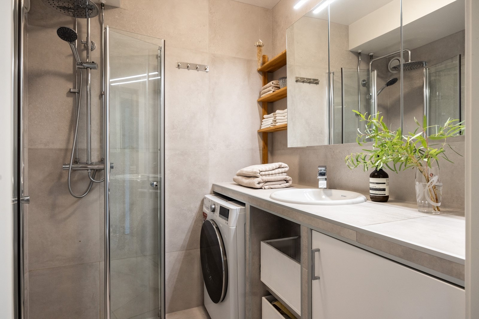 - Flislagt baderom fra 2022 med varme i gulvet - Galleribilde