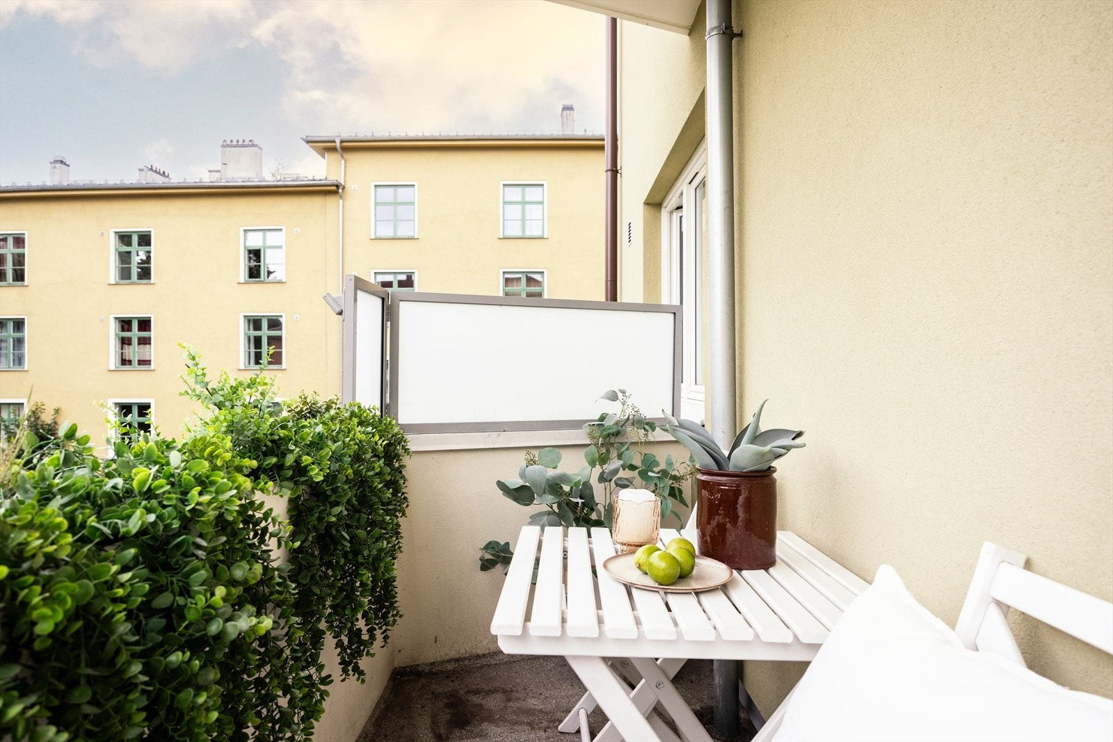 - Sydvestvendt balkong på 3 kvm med svært gode solforhold - Galleribilde