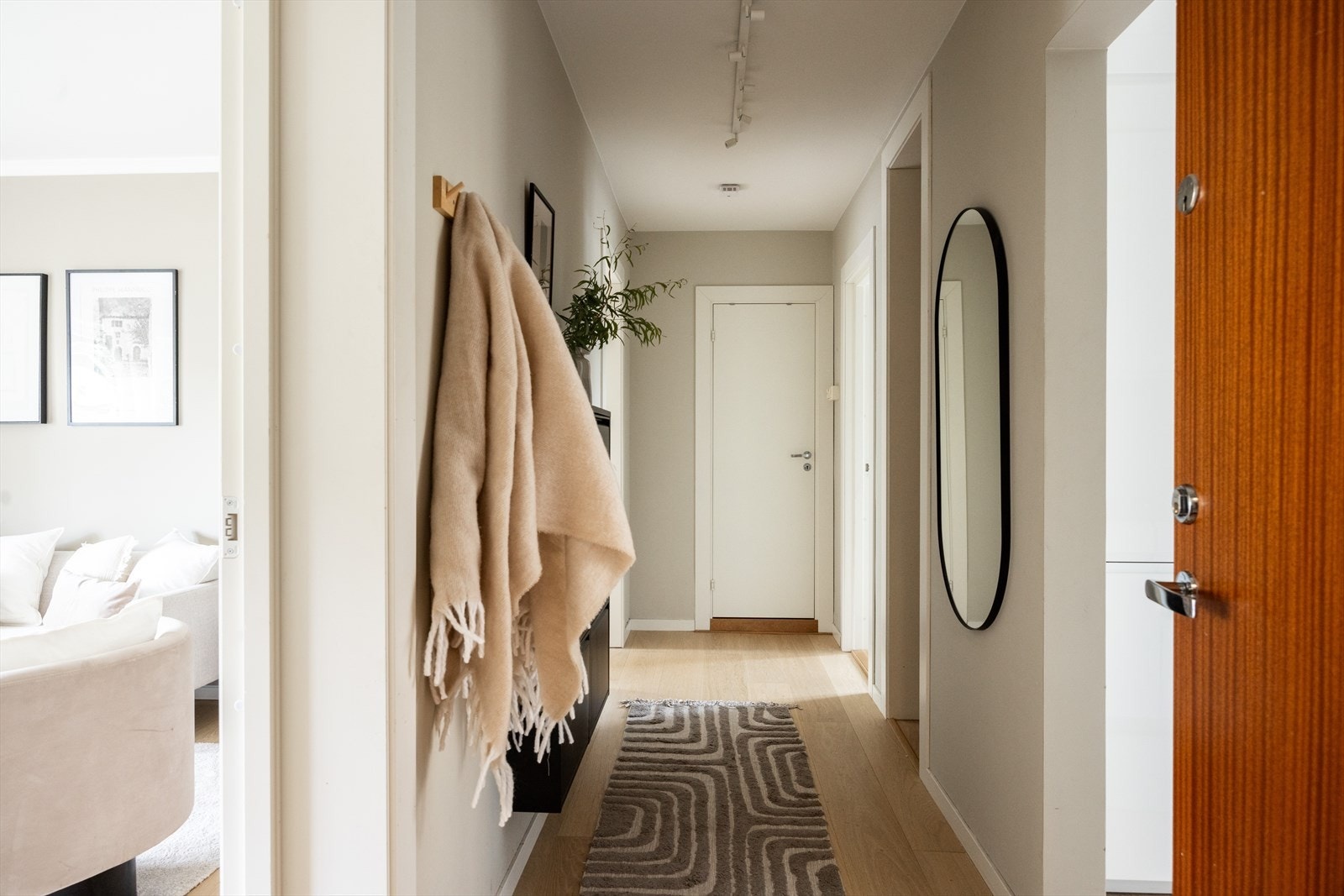 - En lys og innbydende entré som gir et godt førsteinntrykk av leiligheten. Det er varme i gulvet i entréen - Galleribilde