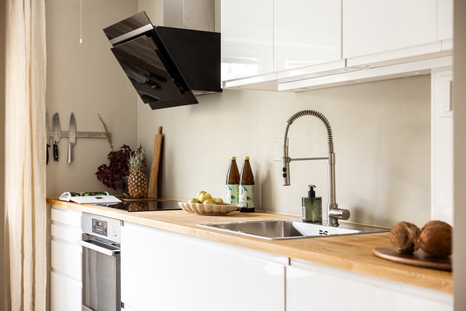 - Moderne kjøkkeninnredning med glatte fronter og heltre benkeplate med nedfelt vask - Galleribilde