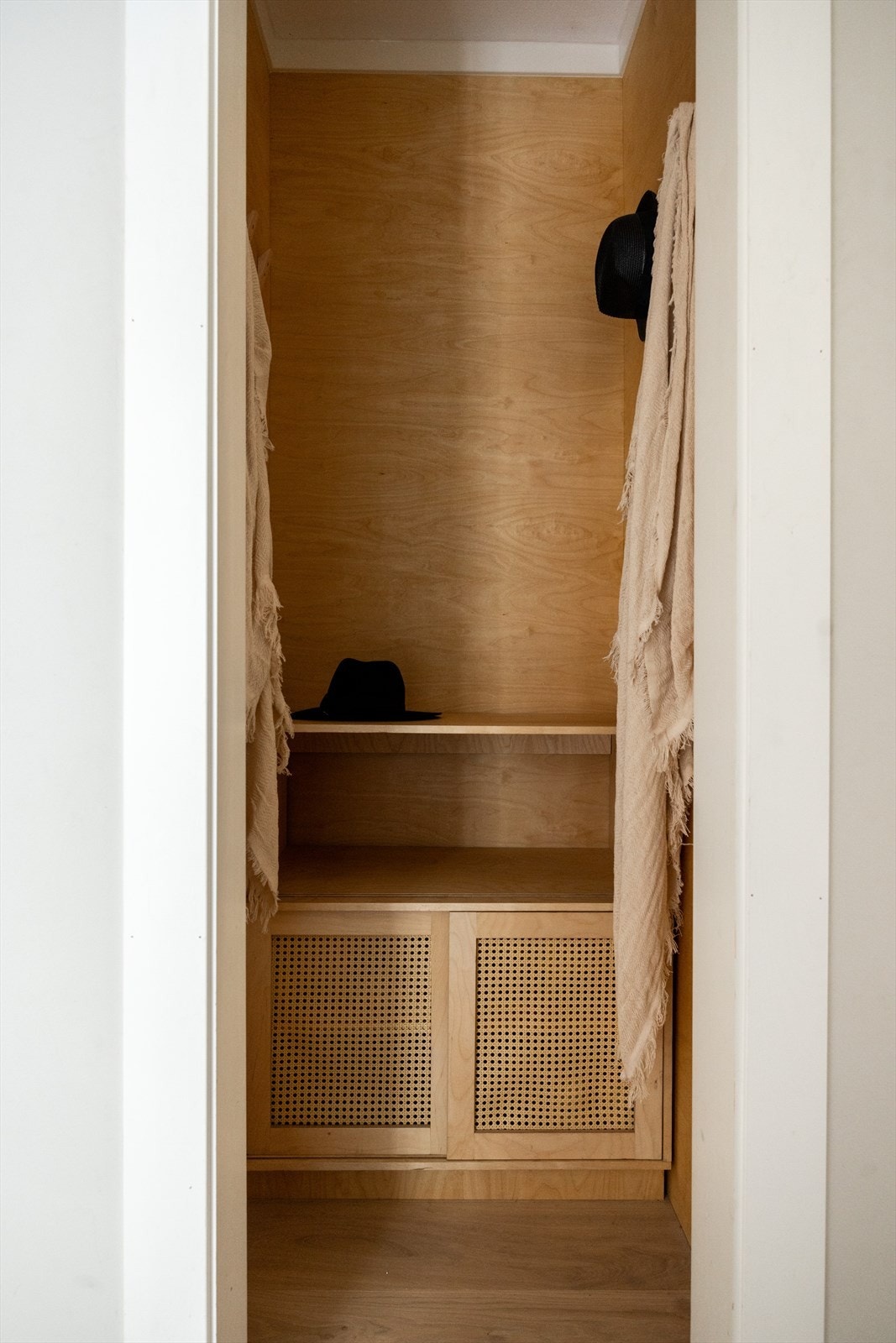 - I tilknytning til entréen er det en nisjé med god plass til sko og yttertøy - Galleribilde