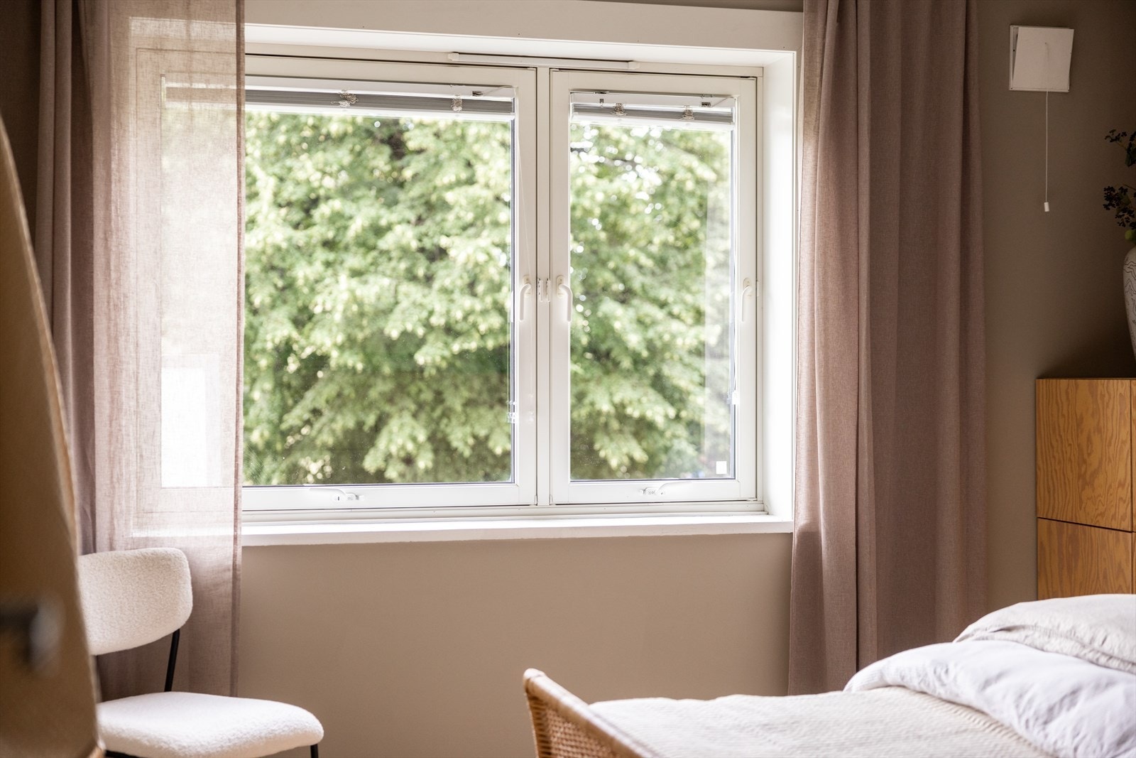 - Store vindusflater som gir rikelig med luft og lys - Galleribilde