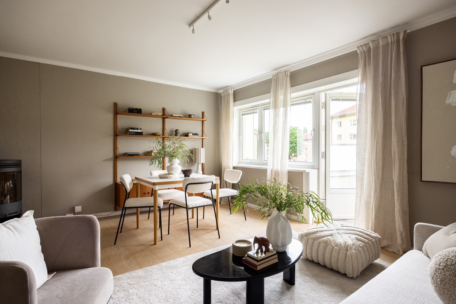 - Store vindusflater som gir rikelig med luft og lys - Galleribilde