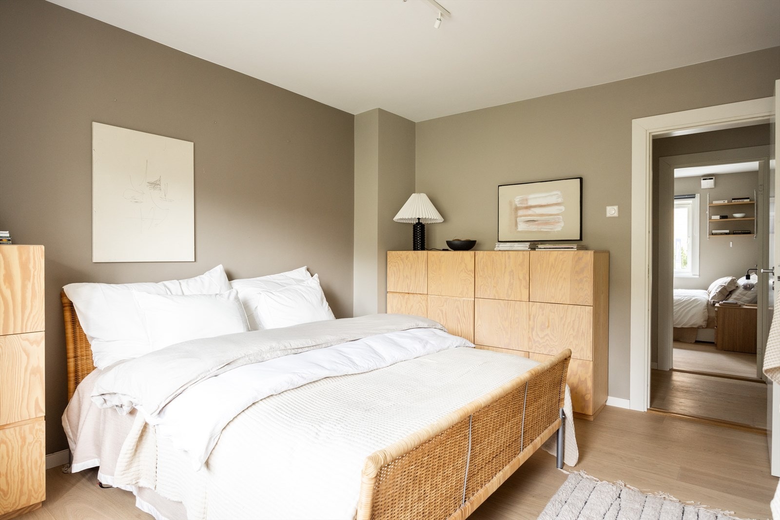 - Godt med oppbevaringsplass i garderobeløsning - Galleribilde