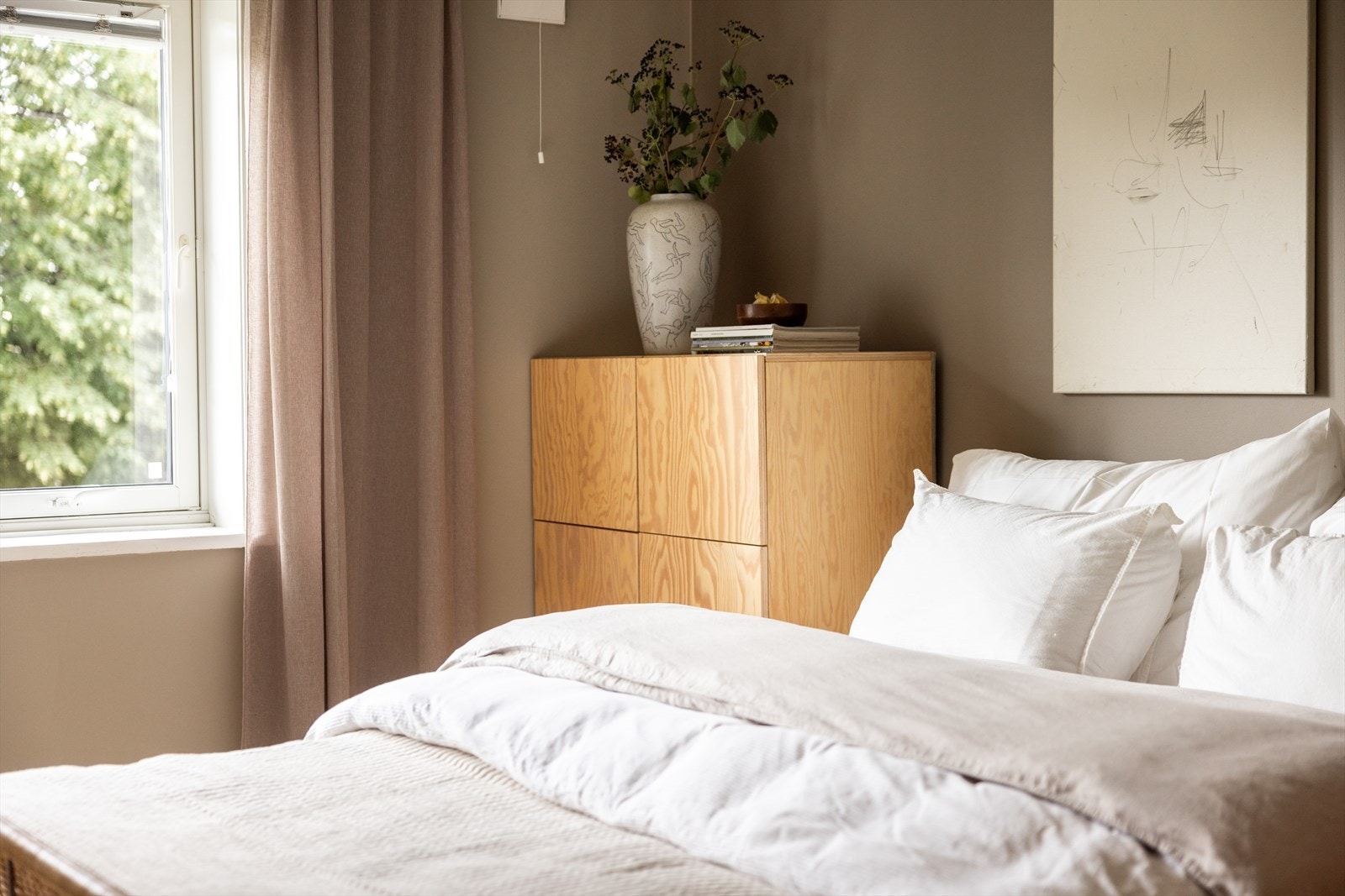 - God plass til dobbeltseng med tilhørende nattbord - Galleribilde