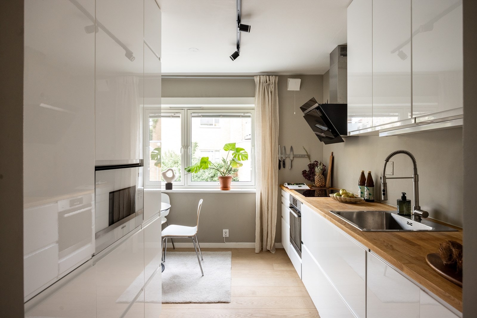 - Av hvitevarer er det integrert platetopp, stekeovn, mikro, oppvaskmaskin og kjøl/fryseskap. Kullfilterventilator over kokeplass - Galleribilde