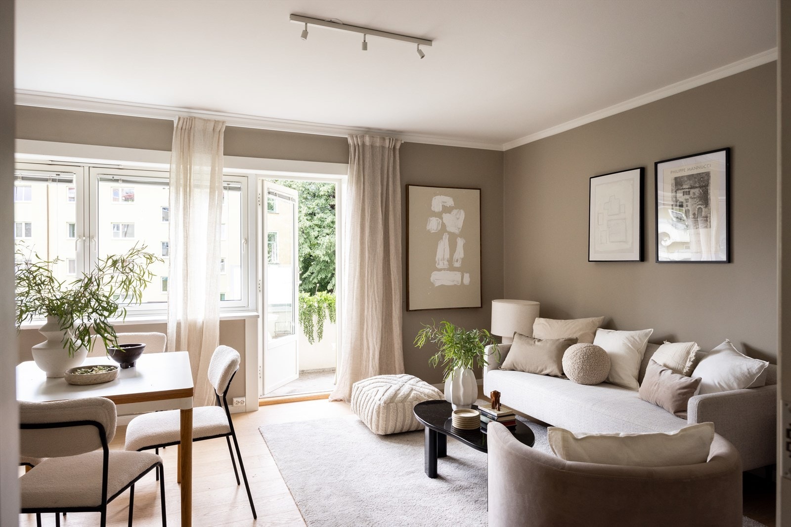 - I stuen er det god plass til sofaseksjon med tilhørende møblement og spisebord - Galleribilde