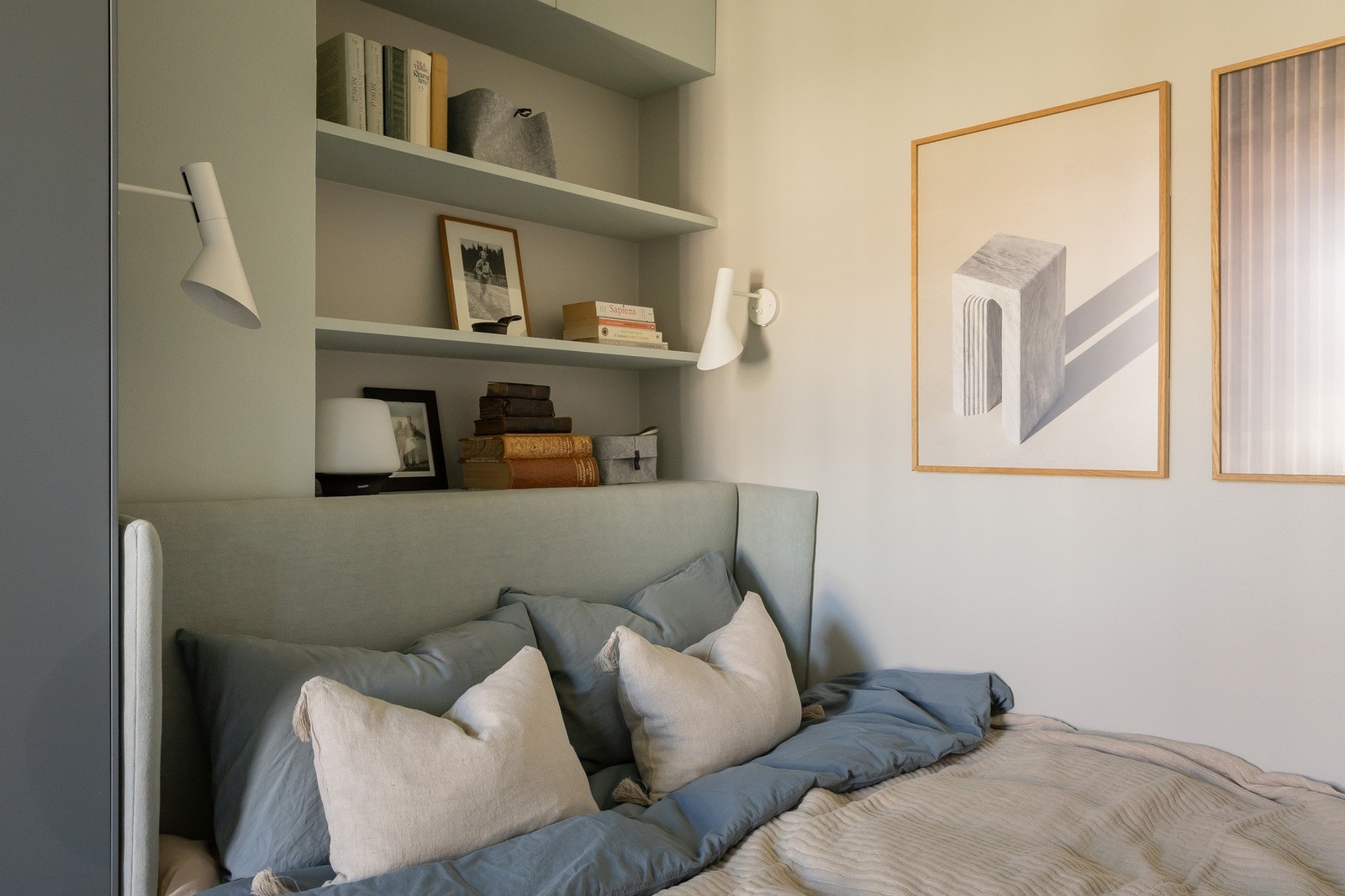 Plassbygget seng med romslig skuff under og hyller over sengen Galleribilde