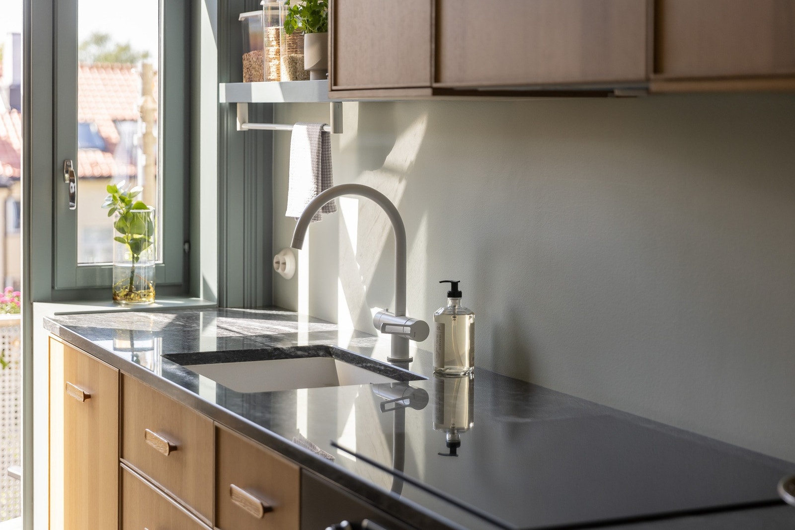 Eksklusiv benkeplate i stein som setter prikken over i-en Galleribilde