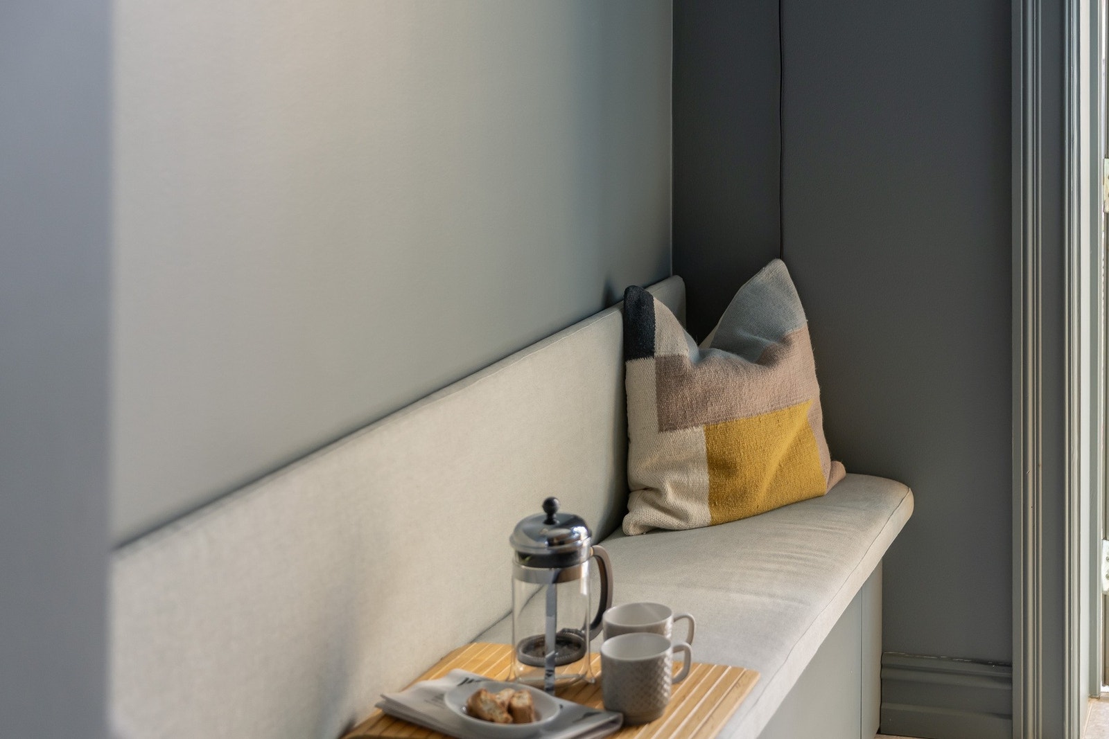 Den innbydende sittebenken er perfekt for å nyte morgenkaffen i ro og under setet finner du praktisk ekstraoppbevaring Galleribilde