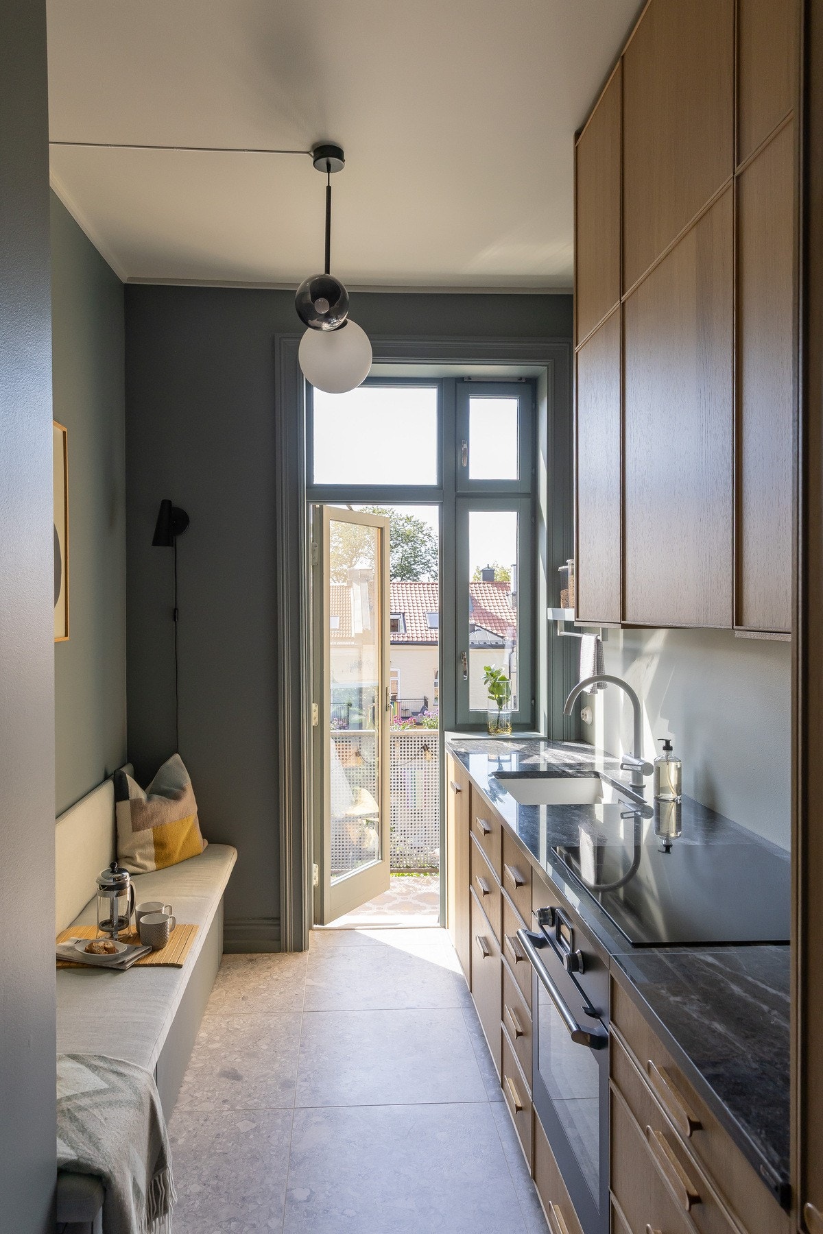 Kjøkkenet kombinerer estetikk og brukervennlighet, med rikelig skap- og benkeplass som gjør matlagingen til en hyggelig opplevelse Galleribilde