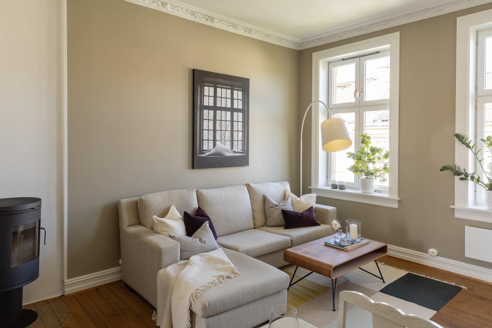 Her finner du også en stilfull peisovn som skaper varme og hygge på kjølige dager. Panelovnen er fra 2020 Galleribilde