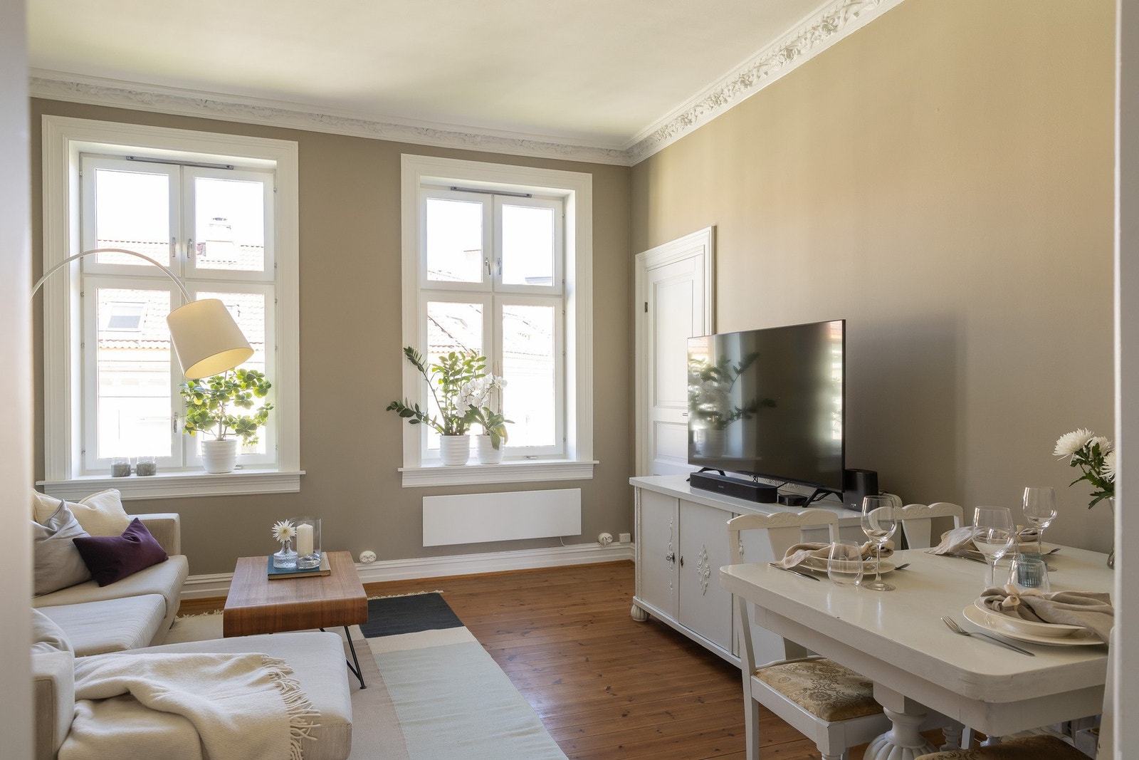 Den imponerende takhøyden på hele 3 meter gir en luftig atmosfære og de store vindusflatene slipper inn rikelig med naturlig dagslys Galleribilde