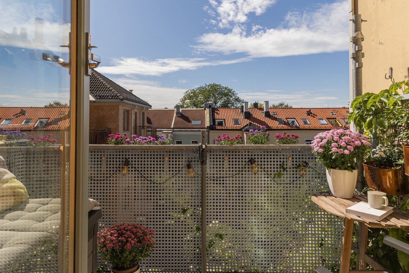 Utsikten vender mot en fredelig bakgård som gir et behagelig avbrekk fra byens puls Galleribilde