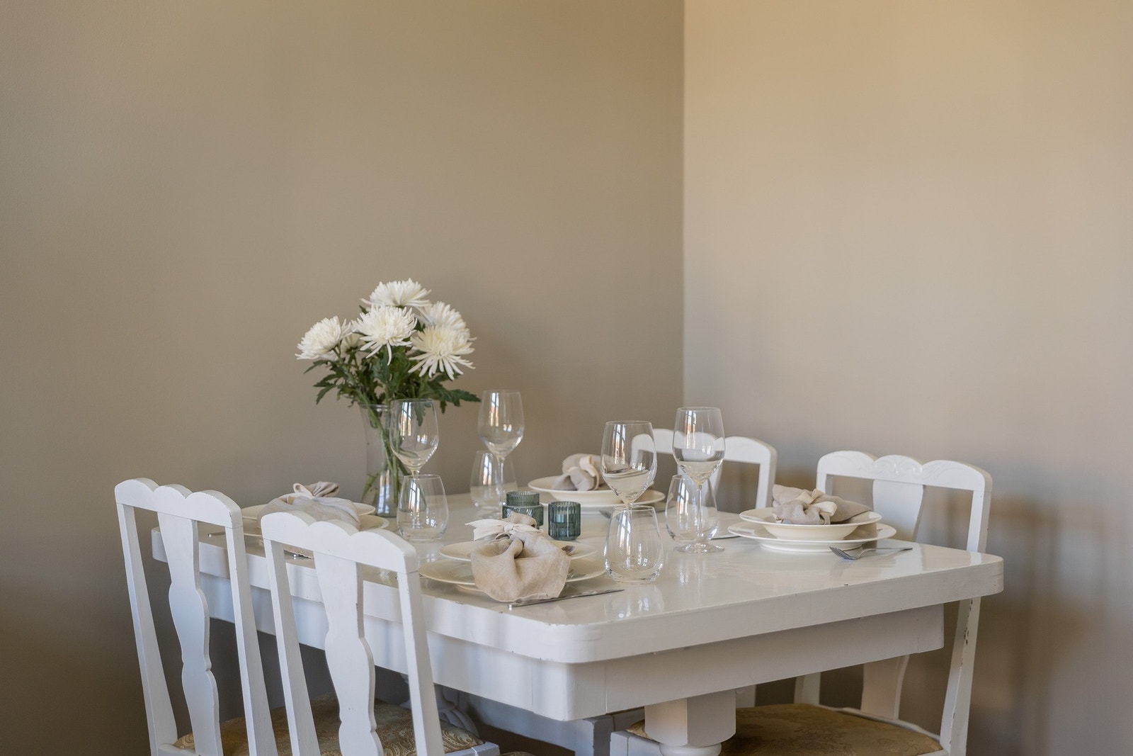 Rommet byr på god plass til både en komfortabel sofagruppe og en innbydende spiseplass Galleribilde