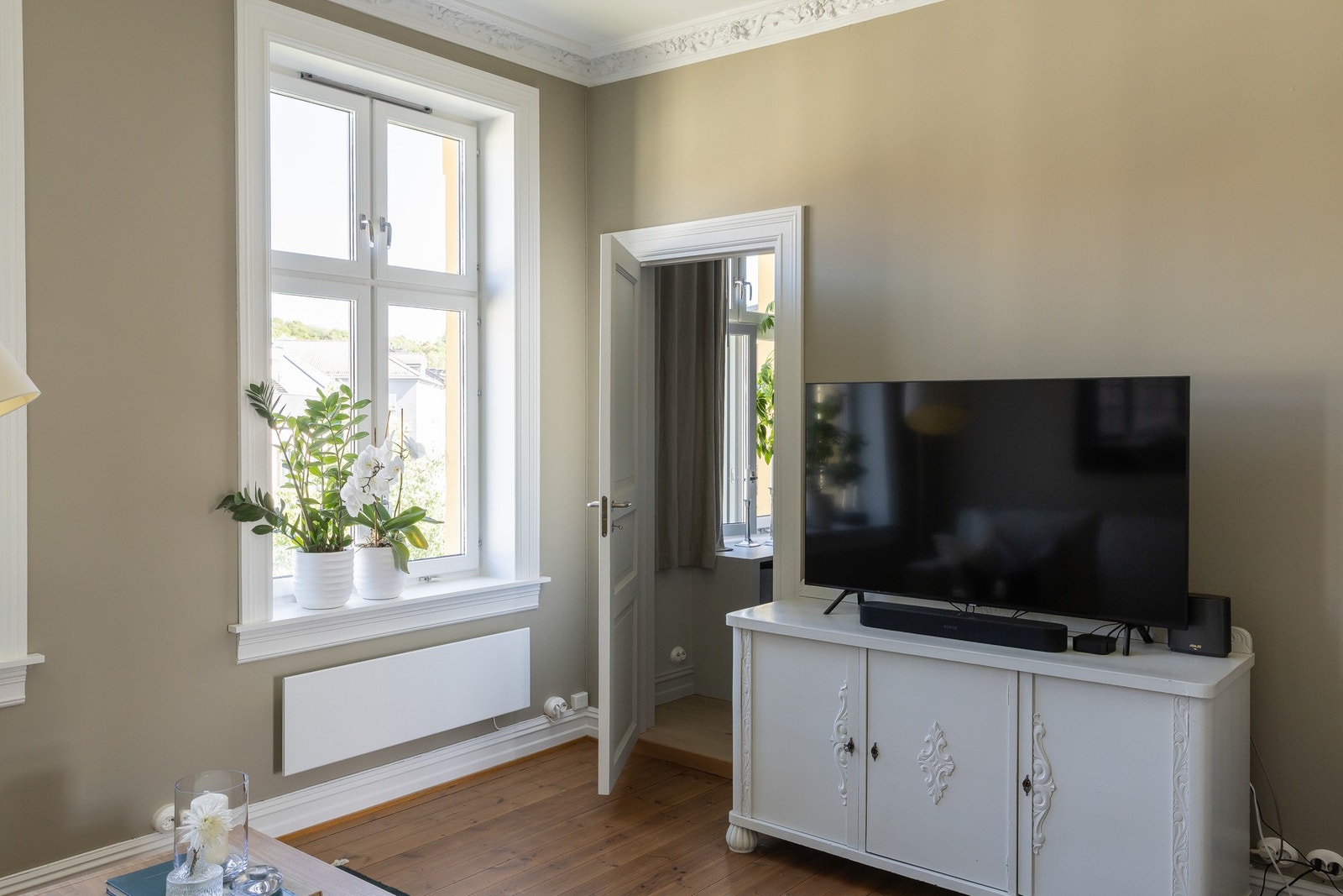 Stuen og soverommet vender ut mot en rolig og lite trafikkert gate Galleribilde