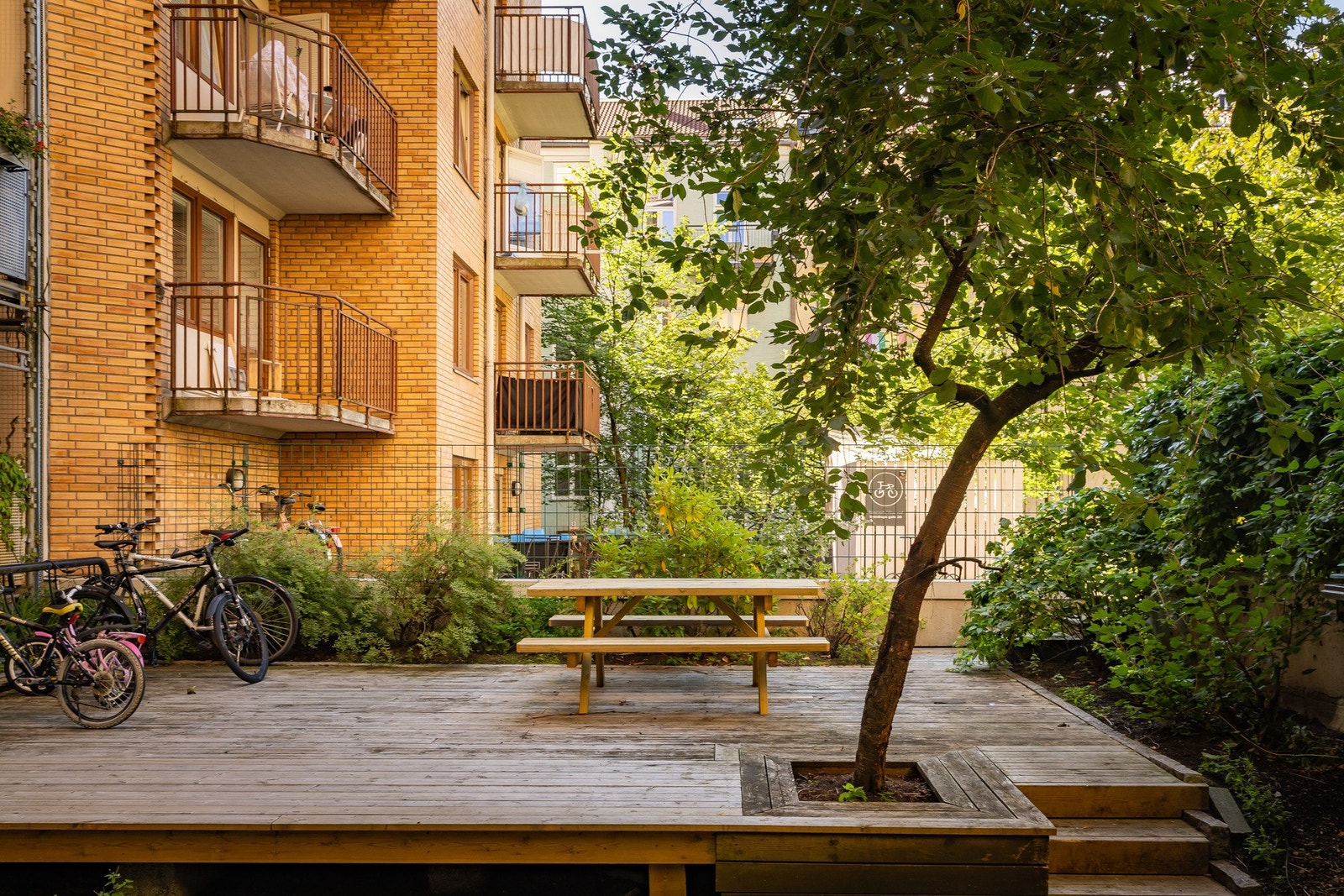 Koselige bakgården er det sykkelparkering, platting og benk for rolige stunder utendørs Galleribilde