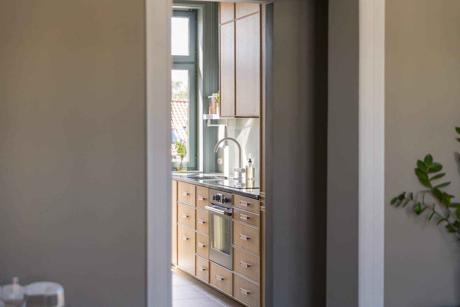 Leilighetens entré, soverom og kjøkken ble pusset opp i 2020 av interiørarkitekt AlexArk Galleribilde