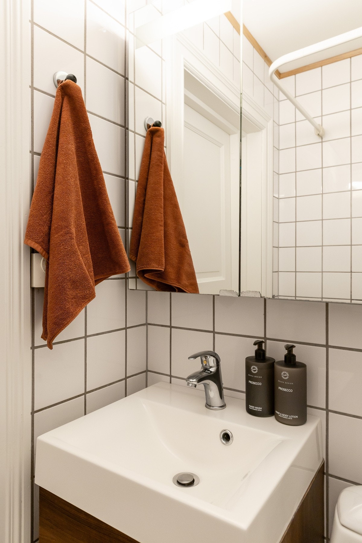 Rommet er utstyrt med en egen dusjsone, toalett, pen servant med skap og speil Galleribilde