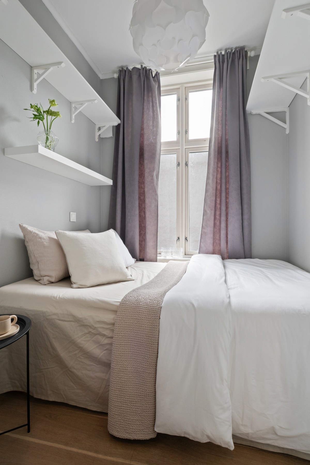 Soverommene er holdt i duse, delikate fargetoner som matcher parkettgulvet. Galleribilde