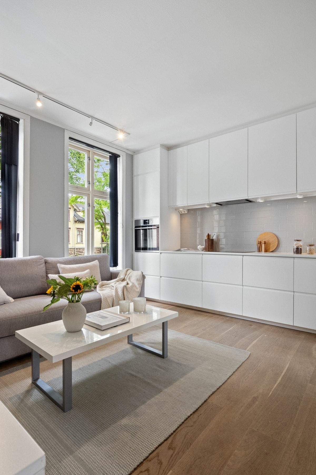 Kjøkkenet er utstyrt med integrerte hvitevarer som oppvaskmaskin, kjøl-/fryseskap, stekeovn og koketopp, samt ventilator, benkestikk og god arbeidsbelysning. Galleribilde