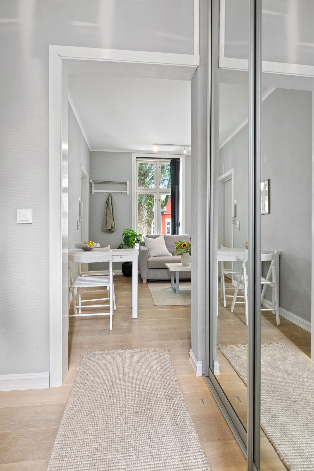 Det er skyvedørsgarderobe på ett av soverommene og i en mellomgang. Galleribilde