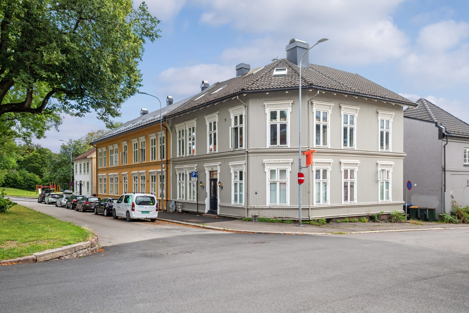 Leiligheten ligger i det etablerte, attraktive og svært sjarmerende boligområdet Sørbyen, i Tønsberg sentrum i Tønsberg kommune. Galleribilde