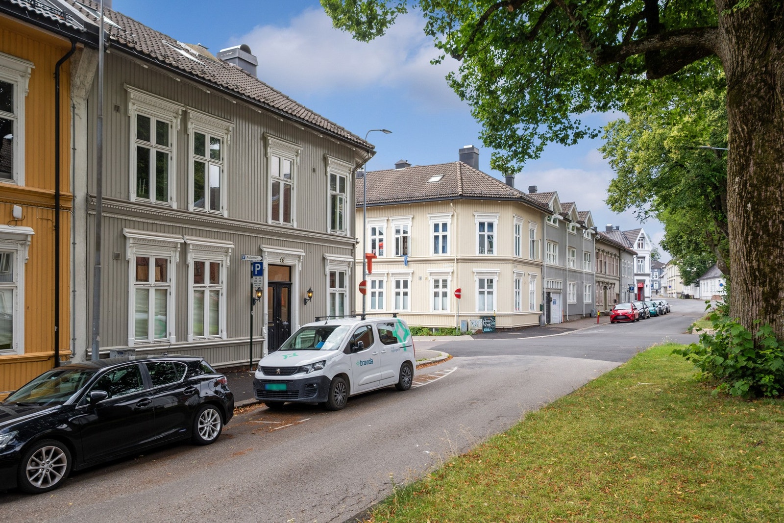 Det er også kort vei til offentlig kommunikasjon, lekeplass, kino, bibliotek, fotballbane og treningssenter. Galleribilde