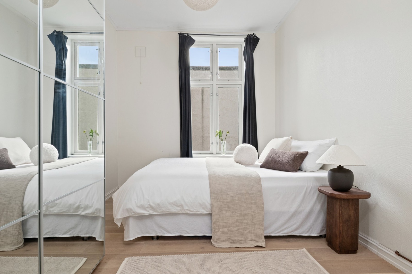 Det er to pene soverom i leiligheten, og begge har store vinduer som sørger for fint, naturlig lysinnslipp. Galleribilde