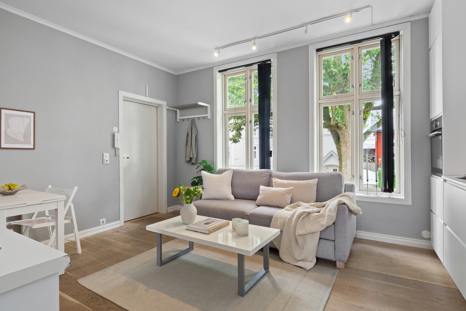 Stuen ligger i åpen løsning med kjøkkenet, og sammen danner de et arealeffektivt og pent allrom med fin møbleringsfrihet. Galleribilde