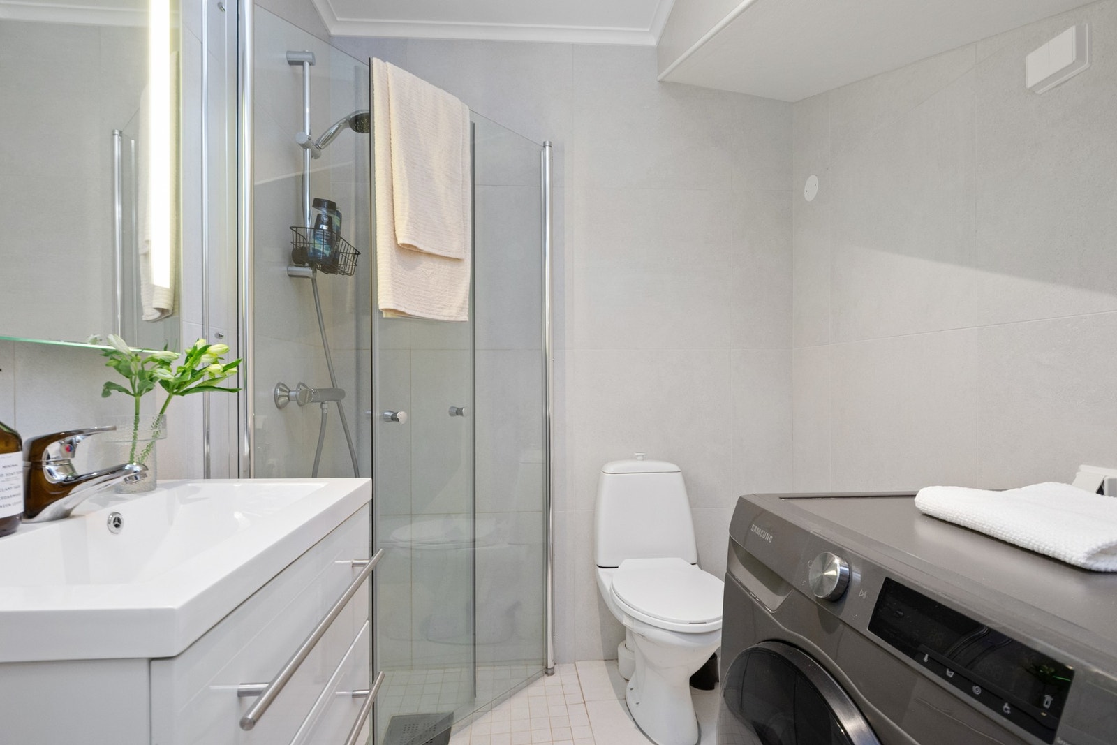 Badet ble pusset opp i 2023, og fremstår som stilfullt og moderne. Her er det store, lyse fliser på veggene og matchende fliser på gulv med gulvvarme. Galleribilde