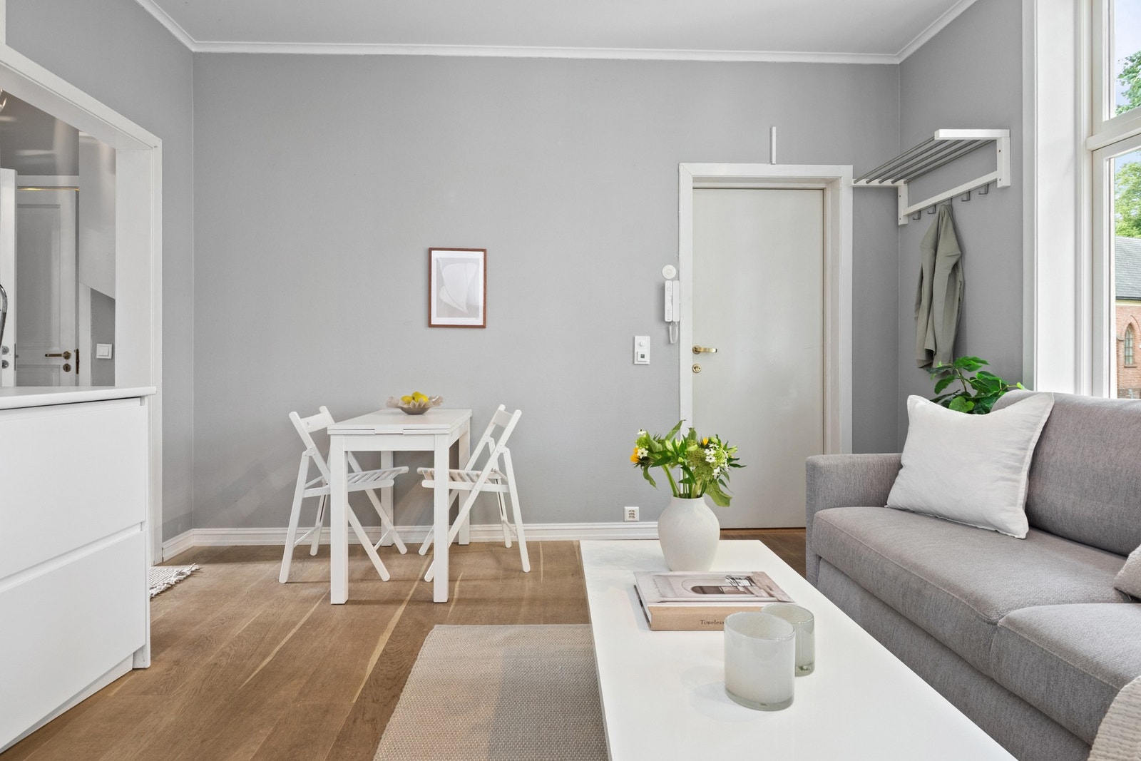 Her kan det innredes med sofagruppe, tv-/mediastasjon og spisebord, og den gode takhøyden skaper en luftig atmosfære. Galleribilde