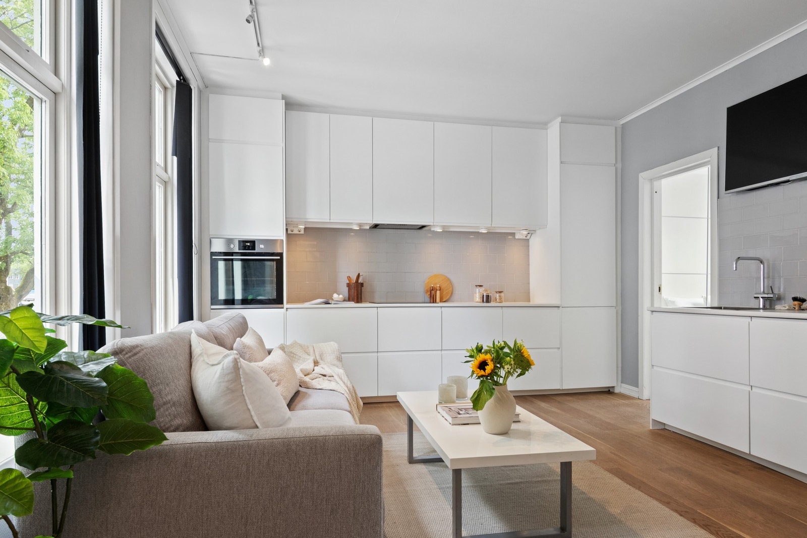 Øvre Langgate 6 er en luftig, innbydende og arealeffektiv 3-roms selveierleilighet i andre etasje. Galleribilde