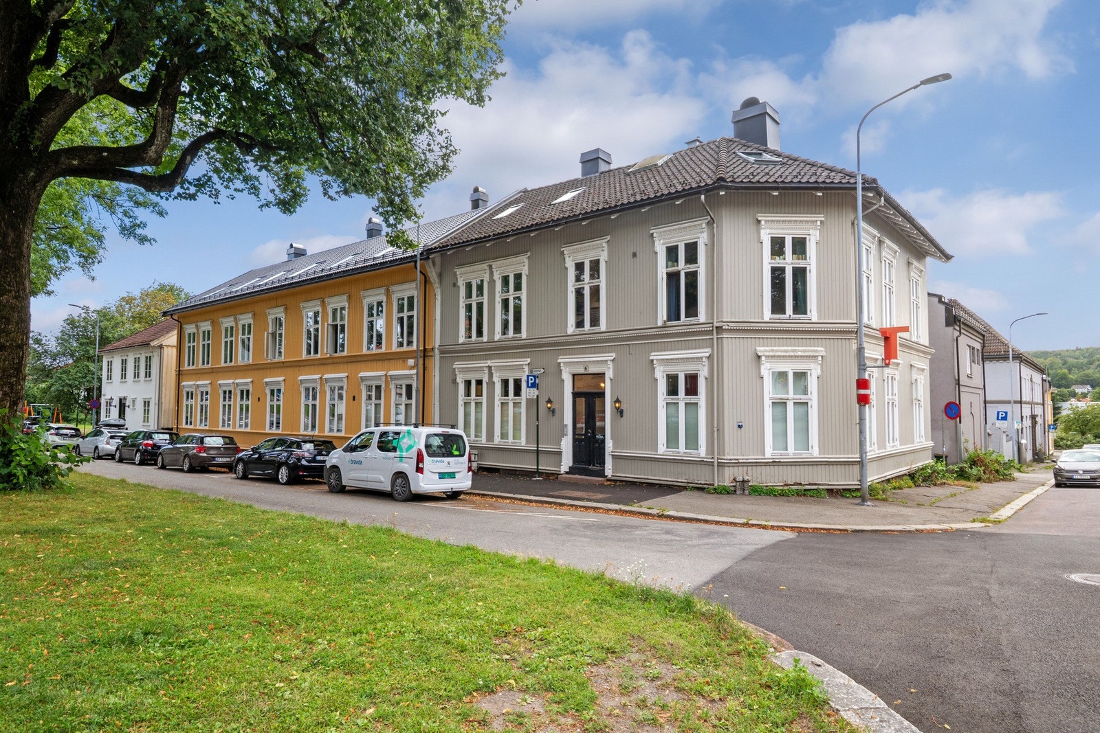 Eiendommen har umiddelbar nærhet til flotte Gunnarsbøparken og Tønsberg svømmehall, samt kort gangavstand til alle sentrumsfasiliteter og et rikt servicetilbud. Galleribilde