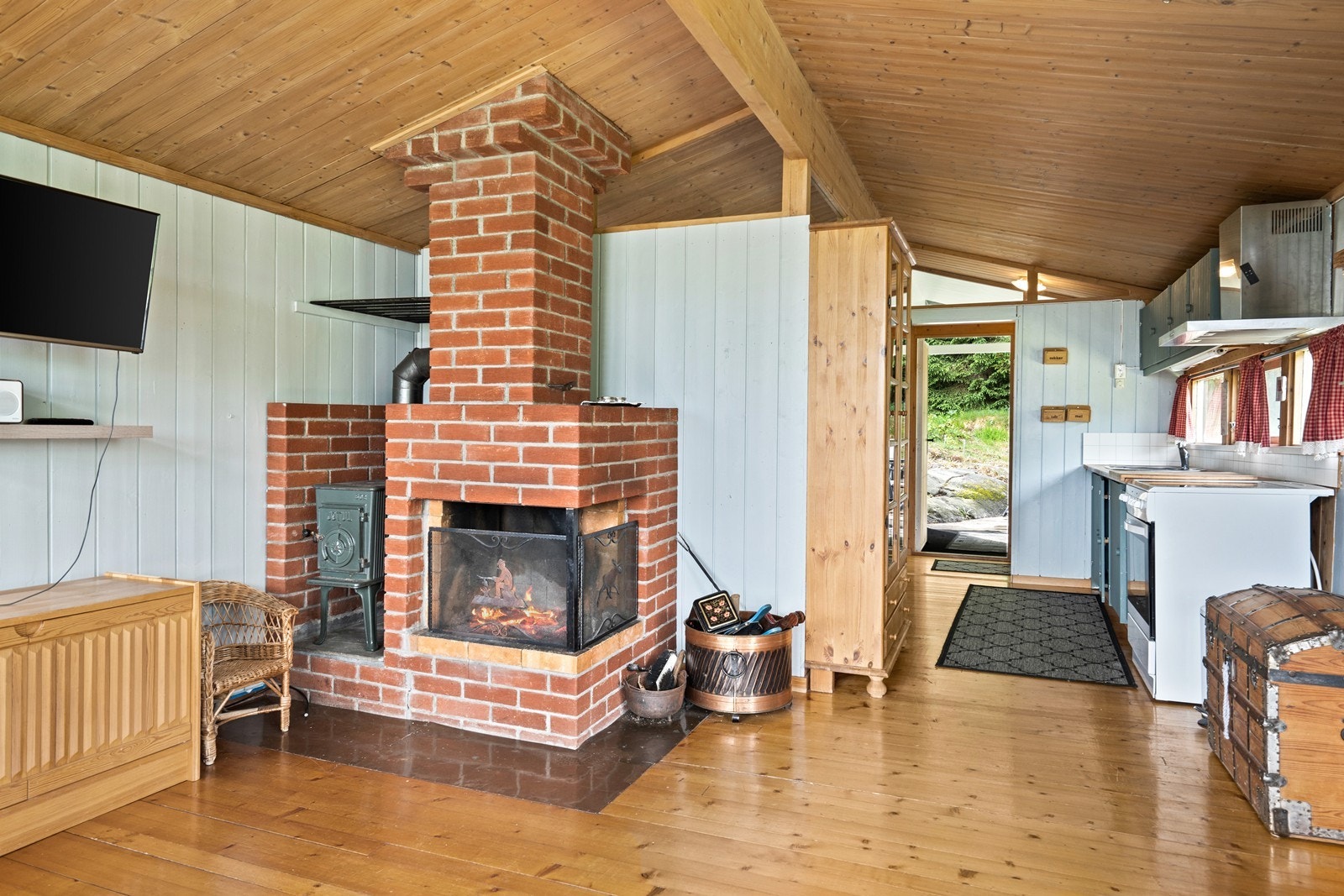 Peis og vedovn for kos og varme Galleribilde