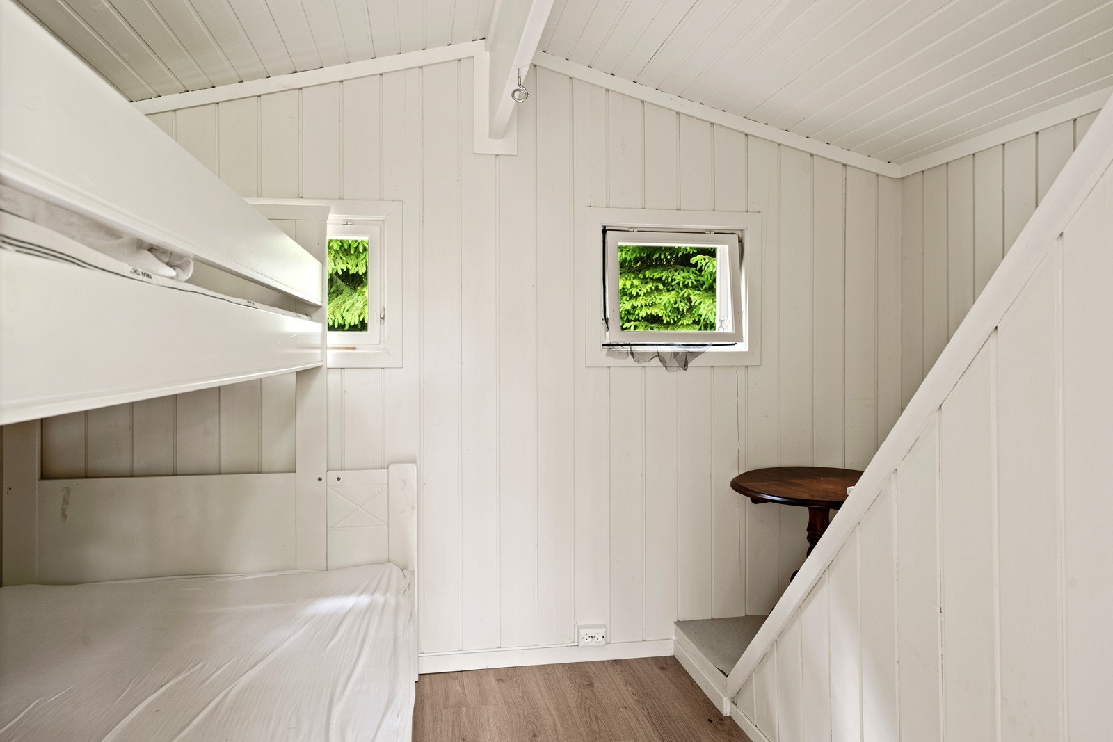 God plass for de små med venner. Galleribilde