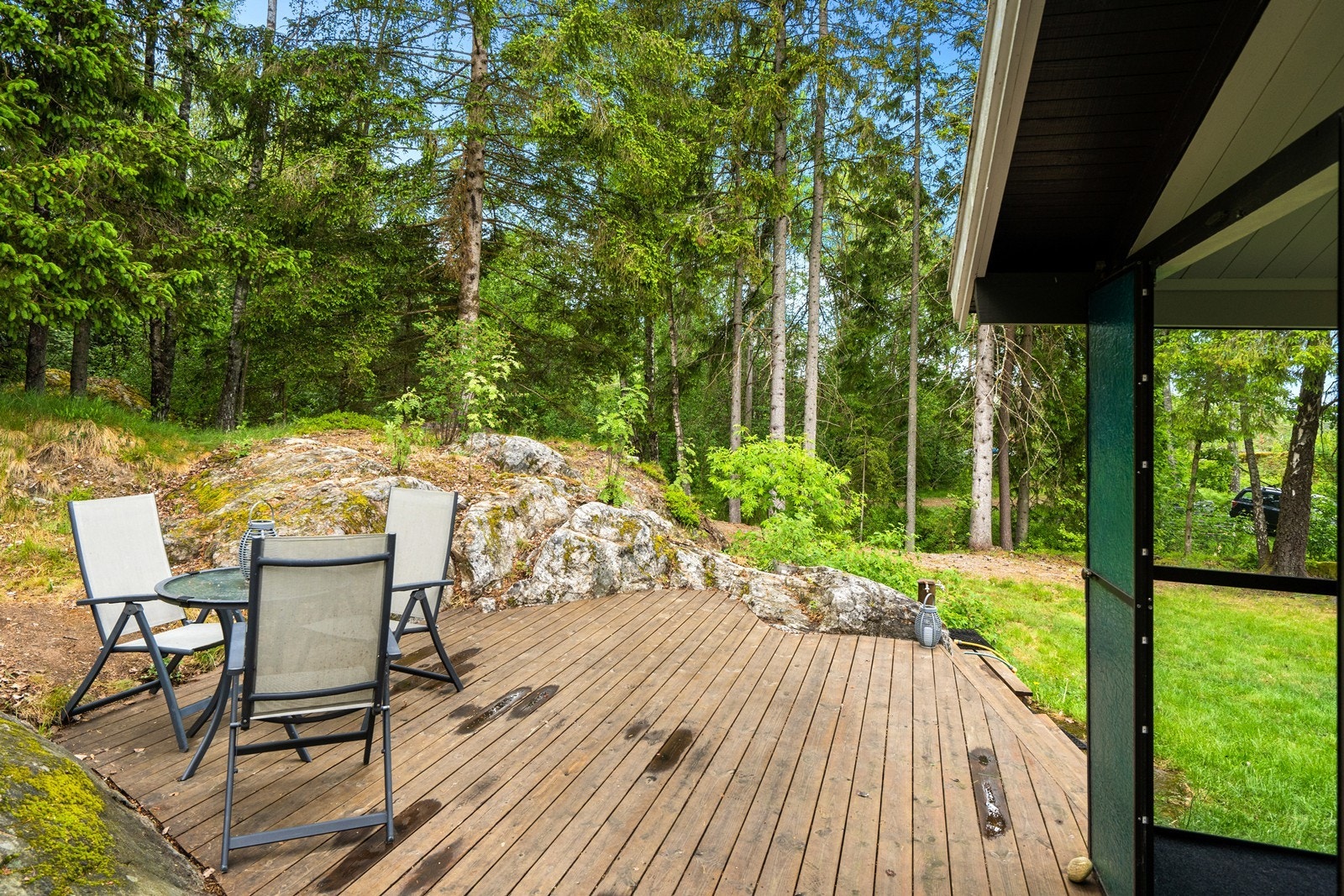 Solrik terrasse med plass for flere sittegrupper. Galleribilde