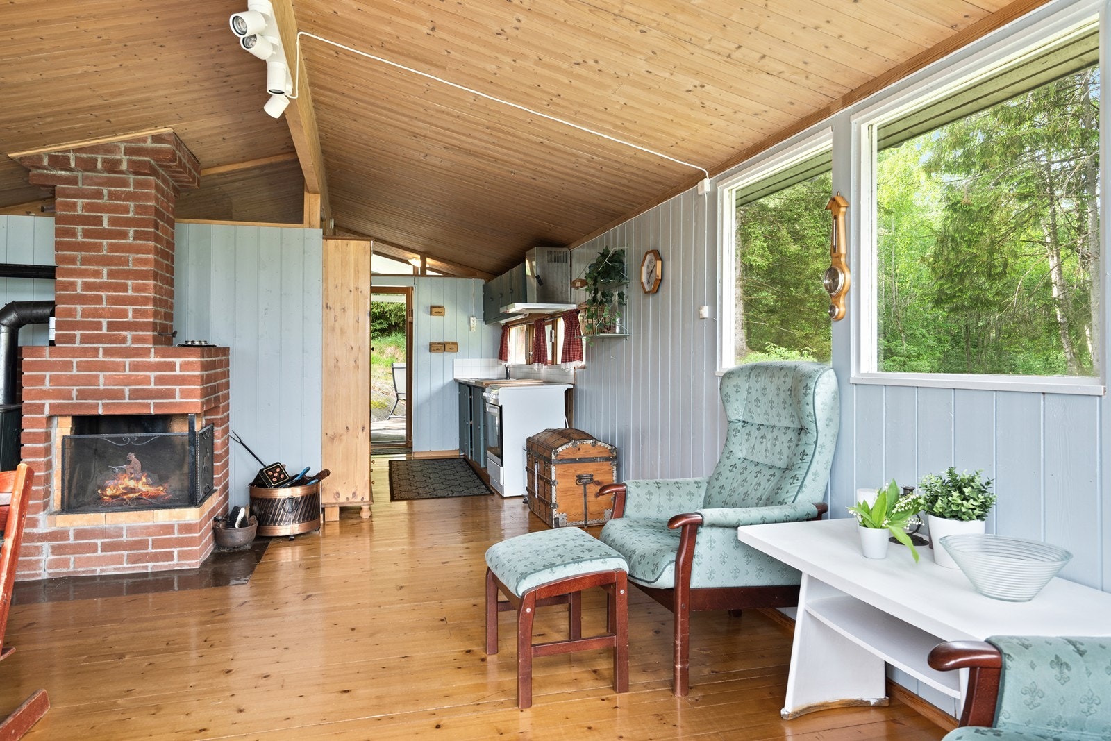 Romslig sttue med åpen løsning mot kjøkken Galleribilde