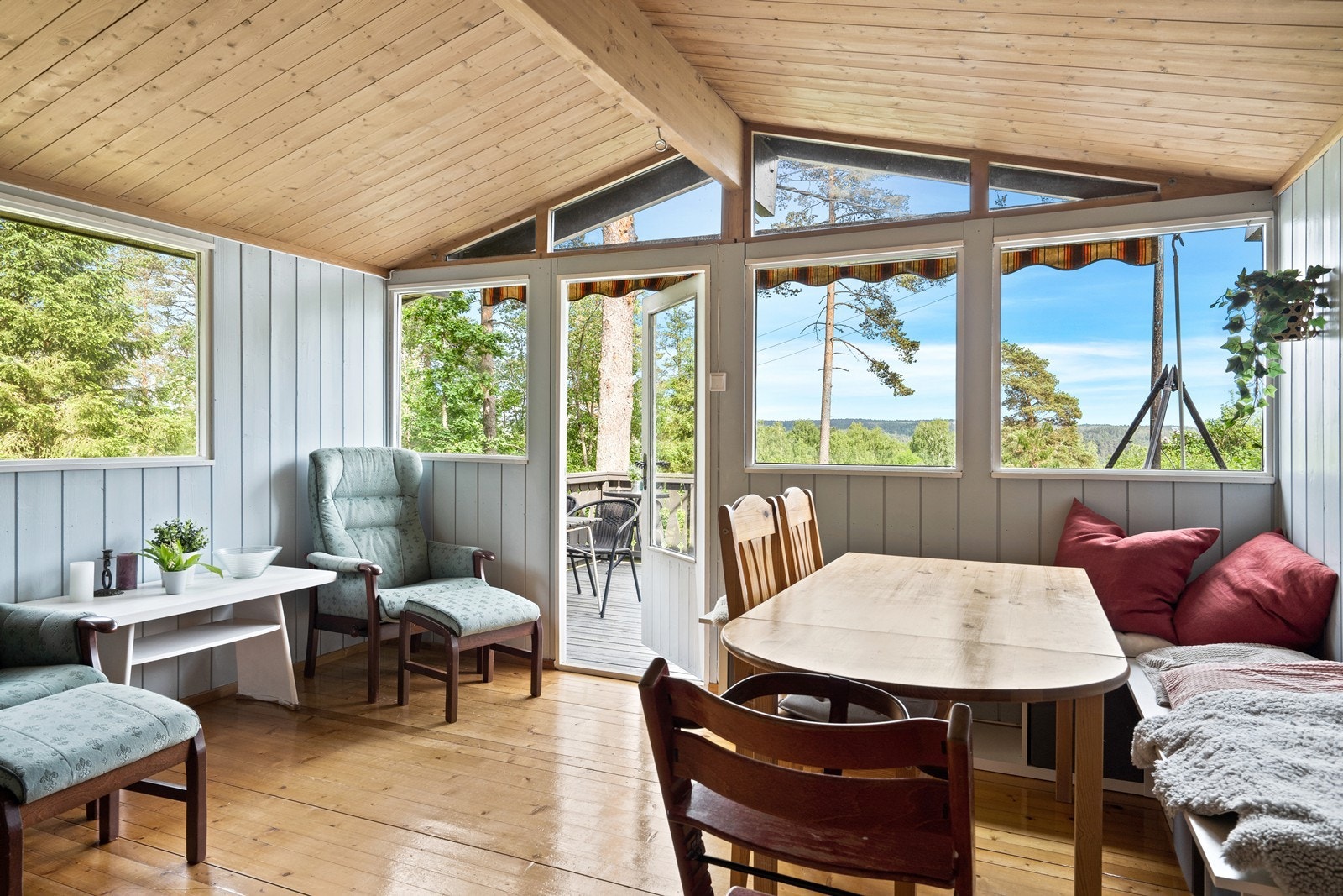 Vinduene slipper inn mye lys Galleribilde