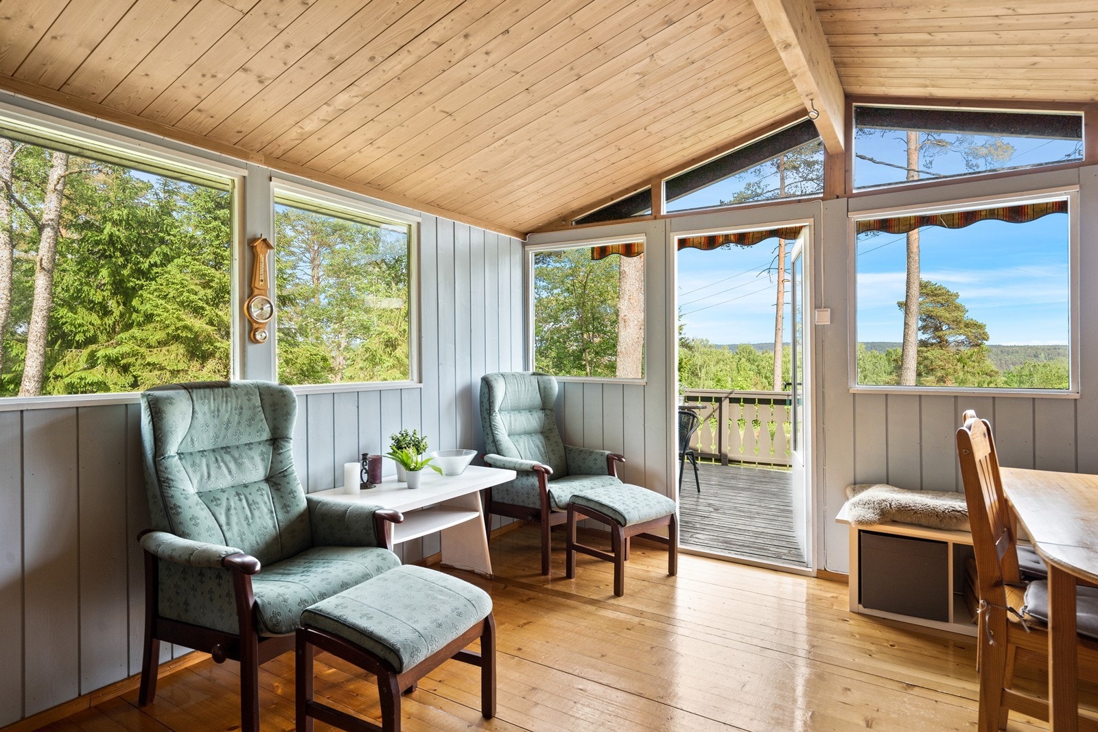 Store vindusflater som gir mye naturlig lys fra flere rettninger. Galleribilde