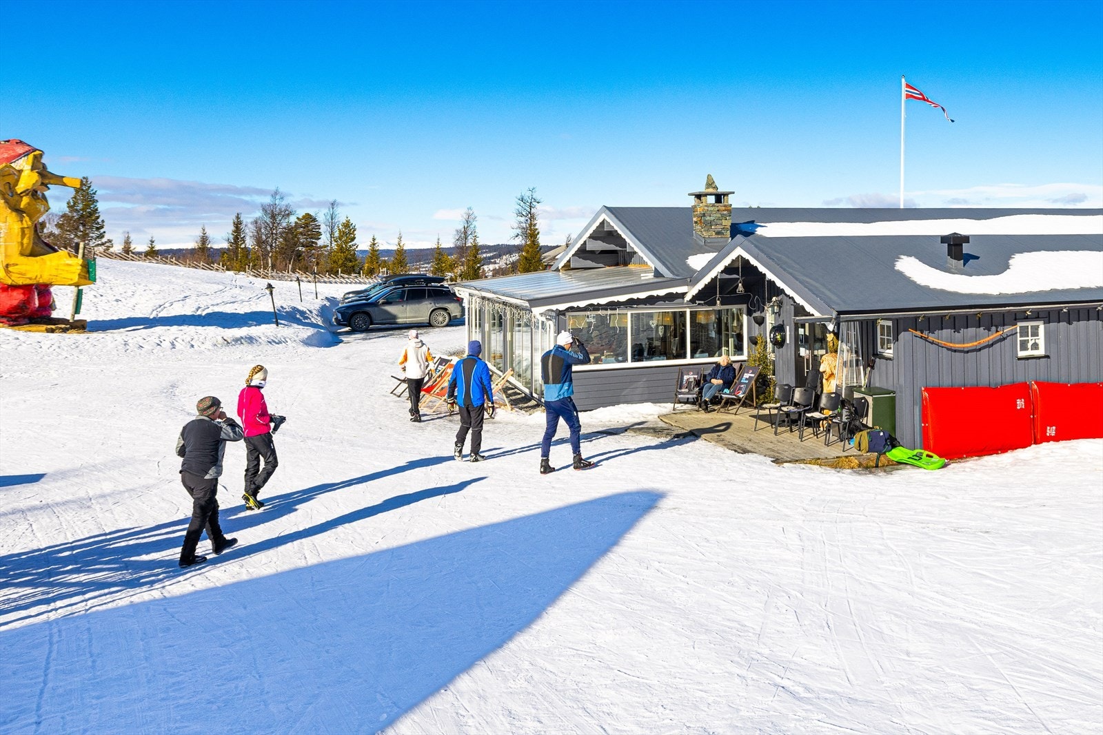 Nystølen Kafé ligger rett i nærheten. Fint samlingspunkt for familiene på Nesfjellet Galleribilde