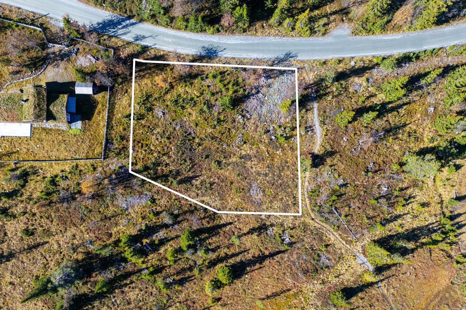 Velkommen til Nystølen. Nydelig beliggende tomt rett ved skiløypa og Nystølen Kafé. Stor og attraktiv tomt med umiddelbar nærhet til skiløypene som går forbi på nedsiden av tomten. Dette er "siste" mulighet i nærheten av Nystølen Galleribilde