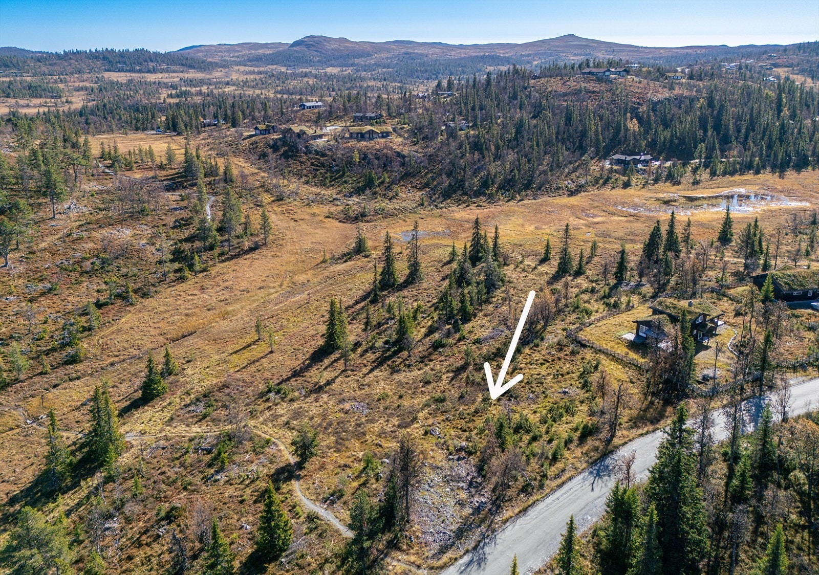 Tomten har en nydelig beliggenhet med kort vei til kjente topper som Kvasshøgd og Trommenatten i bakgrunn Galleribilde