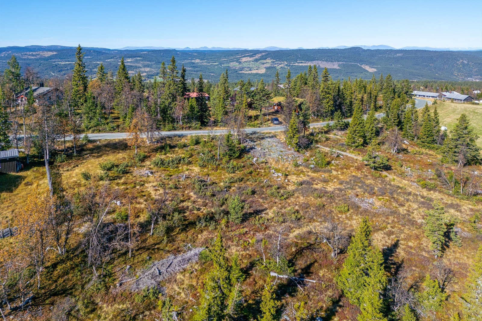 Utnyttelse pr. tomt over 1320 m2: Maks. %-BYA=16 %, men samlet utnyttelse skal ikke overskride BYA = 250 m2 per tomt inkl. parkering på 36 m2. Hovedhytte kan maksimalt være 190 m2. Galleribilde